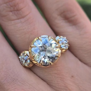Anillo de tres piedras con diamante de corte europeo antiguo de 3.01 quilates, cultivado en laboratorio, con oro amarillo de 14k, regalo sorpresa para novia, para bodas y fiestas. - Product Image 1