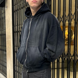Sweat à capuche vintage délavé noir 300 g/m² en molleton bouclette français, style streetwear et gym, personnalisé par un designer, pour homme - Product Image 2