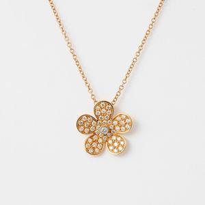 Collier pendentif trèfle pavé en or blanc et jaune 14 carats de luxe avec diamant de laboratoire taille radiant 0,71 ct certifié IGI – Bijoux fins - Product Image 4