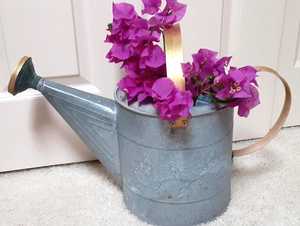 SALEEM INTERNATIONAL Arrosoir en métal écologique de 1,5 L, finition peinte à fleurs violettes, vase décoratif pour jardin d'intérieur - Product Image 1