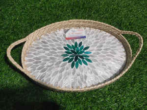 Ensemble de plateau en rotin rond indien fabriqué à la main avec superbe incrustation de nacre Prix abordable pour la présentation à la maison de luxe - Product Image 4