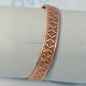 Bracelet en cuivre moderne fait main, ajustable, manchette ouverte, écologique, motif gravé décoratif, accessoire de mode - Product Image 6