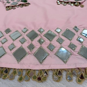 Conjunto Sharara VASTRA COTTAGE con Top de Seda, Bordado con Hilo de Espejo y Dupatta con Lentejuelas, Ropa Étnica Festiva - Product Image 3