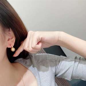 Boucles d'oreilles pendantes en or naturel 18 carats Bold, comparables aux perles d'eau de mer, version à base d'or concentré - Product Image 4