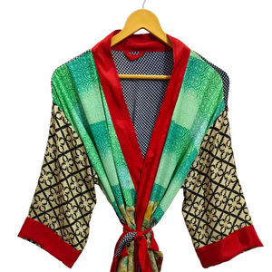 Kimono de Seda India con Parches de Sari, Túnica Larga para Usar sobre el Bikini o como Ropa de Dormir, Kimono de Seda Reciclada Vintage Hecho a Mano en India - Product Image 1