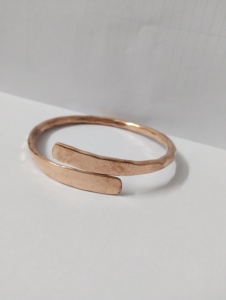 Bracelet en cuivre avec motif en relief, bijoux en métal de luxe pour hommes et femmes - Product Image 5