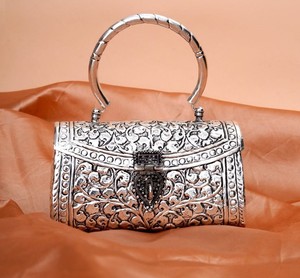 Sac de rangement sculpté en métal, pochette traditionnelle gaufrée, sac de soirée sculpté en laiton finition argentée, sac à main pour mariée et fête de mariage - Product Image 4