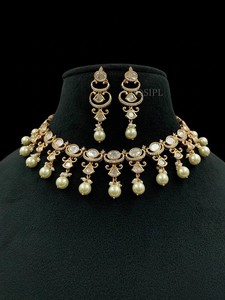 ATEMBERAUBENDE GLANZFÄHIGE Platinbeschichtete Messing-Brautschmuck-Garnitur für Damen mit Blauen Kundan-Steinen, Designer-Halskette - Product Image 2
