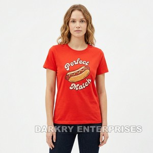 T-shirt personnalisé pour femme avec motif cœurs et constellations dorés, impression nuit étoilée, en coton noir, fabriqué sur mesure - Product Image 6