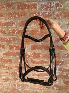 Brida de cuero de lujo para caballo con forma anatómica y acolchado suave, con parte trasera recortada y costuras elegantes, con hebilla. - Product Image 6