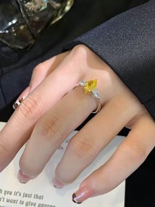 แหวนมอสซาไนต์สีเหลืองทรงลูกแพร์ 2 กะรัต ประดับเพชรสามเม็ด สำหรับผู้หญิง เงินแท้ 925 ของแท้ สำหรับเป็นของขวัญแทนใจสำหรับคนรัก - Product Image 4