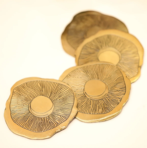 Sous-verres en laiton texturé imitation écailles de champignons, avec bords naturels irréguliers, disponibles à prix de gros. - Product Image 1