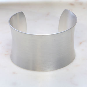 Bracelet manchette large en laiton - Manchette ouverte ajustable en argent conique minimaliste pour femme - Bijou géométrique moderne - Product Image 4