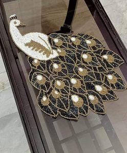 Camino de Mesa Bordado con Cuentas y Diseño de Pavo Real, Decoración de Hogar con Patrón Animal de Lujo, Diseño Artístico para una Mesa Elegante - Product Image 6