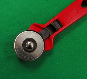 Coupe-papier rotatif DK-383 45MM |   Cutter rotatif 45 mm avec manche en plastique, outil durable pour le travail du cuir - Product Image 2