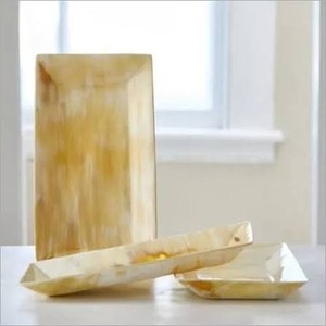 Plateau de service rectangulaire en corne de buffle naturelle ILAHI, écologique, durable, poli, sculpté, à un seul niveau, design moderne, 350 ml - Product Image 1