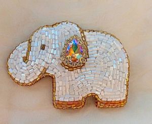MD HANDICRAFTS Broche Bordado a Mano de Lujo con Adornos de Cuentas de Vidrio Brillantes, Joyería Unisex para Bodas - Product Image 1