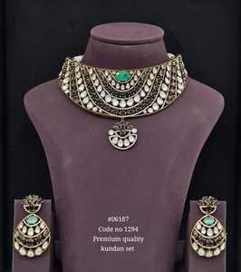 ชุดเครื่องประดับคุณภาพพรีเมียม Kundan 06187 สร้อยคอพร้อมต่างหู ประดับเมห์นดี ลูกปัดมุกเทียม สไตล์ชาติพันธุ์ดั้งเดิม เหมาะสำหรับเจ้าสาว งานแต่งงาน และงานหมั้น - Product Image 2