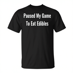 Camiseta con estampado de serigrafía de manga corta y cuello redondo para adultos, unisex, con la frase "Paused My Game To Eat Edibles" - Product Image 2