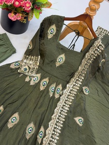 Traje Anarkali bordado de diseñador con ropa tradicional india para bodas, disponible de proveedor indio. - Product Image 6