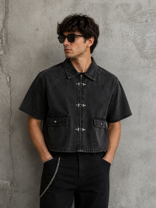 Camisa de mezclilla negra para hombre con botones de rana, lavada, de manga corta, corte cropped y holgado, estilo streetwear oriental Kung Fu, con bolsillo con solapa - Product Image 1