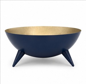 Bol de service moderne en métal bleu marine avec intérieur doré et pieds coniques pour le service des aliments - Product Image 1