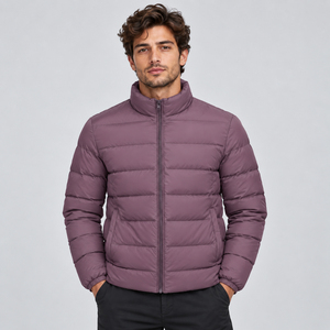Chaqueta acolchada moderna para hombre que ofrece un aislamiento cálido, comodidad ligera y un estilo versátil para viajes y actividades al aire libre. - Product Image 1