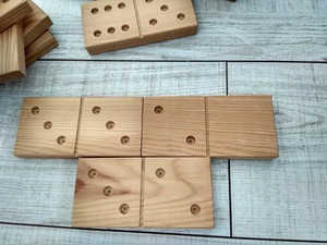 Juego de Dominó Doble Seis de Madera de Colores ILAHI, 28 Piezas, Ecológico, Tallado y Grabado, Diseño Antiguo, Caja Rectangular Alta de Madera - Product Image 4