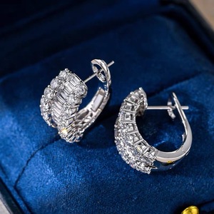 Boucles d'oreilles de soirée sur mesure haut de gamme en or blanc 18 carats, entièrement pavées de diamants de laboratoire baguette et ronds, style cluster - Product Image 2