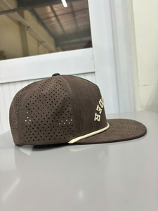 Gorra R 256 de Tela de Gamuza con Visera Plana, Cierre a Presión, Corte Láser, Color Marrón, Diseño y Talla Personalizados, Gorra Estructurada - Product Image 2