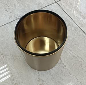 Cubo de basura con tapa abatible Golden Swing, compacto, de acero inoxidable, adecuado para baño, cocina y escritorio, hecho a mano en India. - Product Image 4