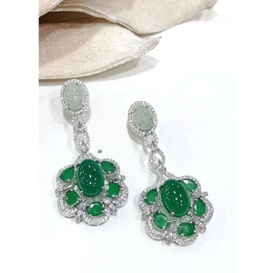 Encantadores pendientes colgantes de flor de jade chapados en plata con engaste de bisel para mujer, para bodas y fiestas. - Product Image 1