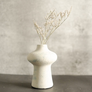 Jarrón tótem de porcelana beige geométrico de diseño moderno, minimalista y abstracto, tipo pilar, para flores. - Product Image 4