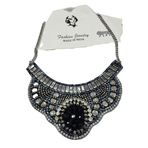 Collier en résine fait main sur mesure avec possibilité de sélection multicolore par Universal Overseas en INDE au prix le plus bas - Product Image 1