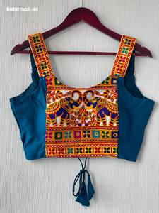 Nueva llegada: Blusa de algodón mágico con bordado tradicional y estilo Gamthi en la parte delantera y en las mangas, proveedor de la India. - Product Image 6