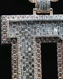 Colgante Personalizado con Letra de Nombre en Moissanita VVS, Estilo Clásico, Plata 925 con Corte Esmeralda, Baguette 3D, Certificado IGI, Cadena Fina para Hombre - Product Image 4
