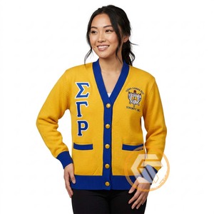 Tresors grecs – Nouveauté : Chemise décontractée à col en V avec appliques brodées en acrylique Sigma Gamma Rho, boutonnée sur le devant, idéale pour l'hiver, qualité supérieure - Product Image 1