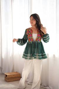 Haut de fête pour femme style Kediya, spécial Navratri, en faux georgette avec broderie au fil et impression numérique, et travail de miroirs véritables - Product Image 2