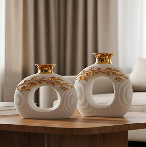 Jarrones circulares blancos acanalados con bordes dorados y relieve de ramas florales. Conjuntos elegantes disponibles a precios de mayorista. - Product Image 1