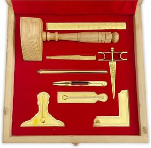 ชุดเครื่องมือช่างฝีมือฟรีเมสัน – ขนาดมาตรฐาน สีทอง พร้อมกล่องไม้และซับในกำมะหยี่สีแดงครบชุด – ไม้บรรทัดสี่เหลี่ยม วงเวียน - Product Image 1