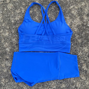 Traje de fitness sencillo de color liso, talla grande, transpirable, ecológico, con soporte alto, cintura media, leggings cortos y espalda cruzada frontal. - Product Image 2