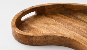 Planche de service artisanale en bois de manguier en forme de rein, plateau décoratif asymétrique moderne avec finition teintée lisse et poignées - Product Image 3
