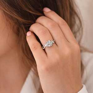 Bague de fiançailles en or massif 10K 14K 18K avec diamant de laboratoire taille marquise et taille rond, design de joaillerie fine, certifiée IGI - Product Image 4