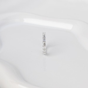 แหวนแต่งงานเพชรทรงเหลี่ยมอีมเมอรัลด์ 2.5 กะรัต ดีไซน์ทันสมัย เรียบหรู ดูดีเหมือนเครื่องประดับชั้นดี - Product Image 5