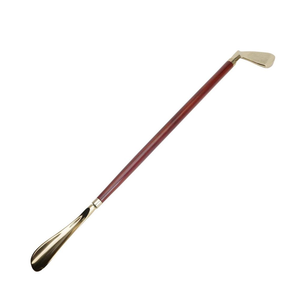 Chausse-pied long doré pour clubs de golf avec manche en bois et détails en laiton, accessoire élégant d'inspiration sportive pour le calage des chaussures - Product Image 1