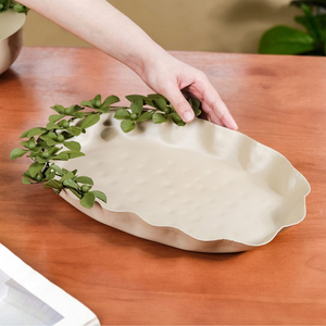 Plateau de service texturé blanc en métal avec de charmants accents floraux verts le long du bord pour un objet délicieux et décoratif - Product Image 6