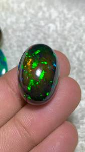 Opale noire d'Éthiopie naturelle, cabochon ovale, pierre précieuse en vrac, effet de jeu de couleurs, pour la fabrication de bijoux - Product Image 1