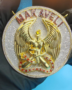 Colgante de Letra Iced Out Makaveli de Plata 925 y Oro 18K con Moissanita, Diseño de Alas, Escudo de Lujo, Regalo Unisex - Product Image 1