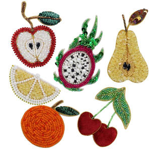 Broche Dragon Fruit perlée, faite main, brodée, avec sequins et perles, patch appliqué, accessoire de créateur, vente en gros - Product Image 2