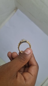 Anillo de Moissanita Color Dorado con Piedra Central Cuadrada y Banda con Acentos de Diamantes en los Cuatro Lados para Hombre, Uso Diario - Product Image 3